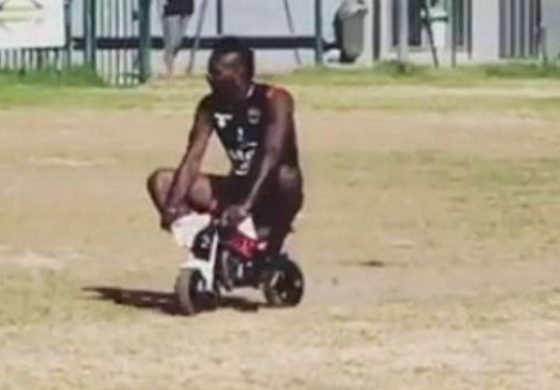 Naik Motor Kontet, Balotelli Tiru Aksi 'Chips' Kasino Warkop