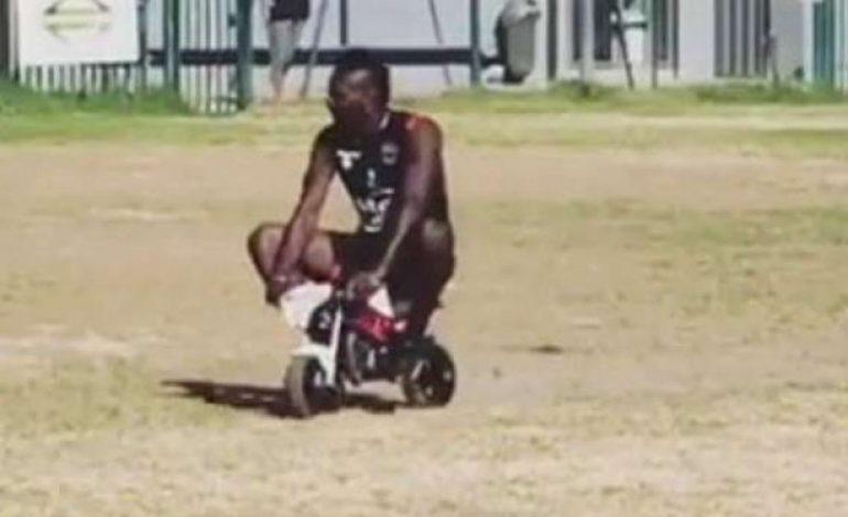 Naik Motor Kontet, Balotelli Tiru Aksi ‘Chips’ Kasino Warkop