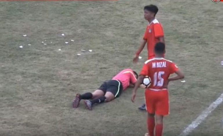 Dari Kencingi Gawang Sampai Tonjok Wasit Hingga Pingsan, Ini 5 Kejadian Memalukan di Liga Indonesia Minggu Ini