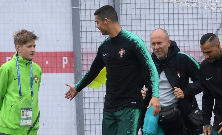 Tangisan Bocah Ini Berhenti Setelah Dapat Pelukan Cristiano Ronaldo