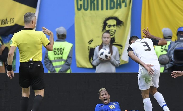 Piala Dunia 2018: Setiap Neymar Jatuh, Bar di Brasil Beri Minuman Gratis