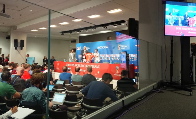 Pelatih Rusia Hadiahkan Jersey kepada Jurnalis Peru di Konpers