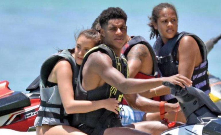 Bareng Kekasih Seksi, Bocah MU Pamer Kemesraan di Atas Jet Ski