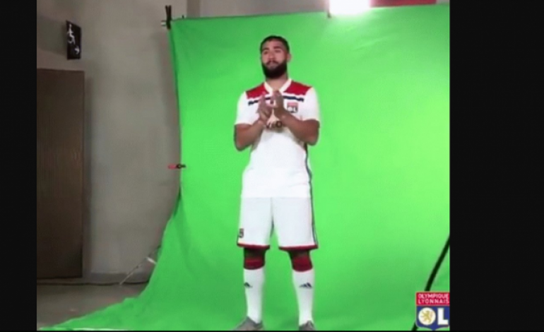Nabil Fekir Terlihat Cemberut Ketika Sesi Pemotretan Olympique Lyon, Ada Apa?