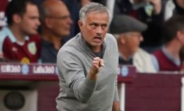 Video Kocak Mourinho 'Ngusruk' Usai Lompati Pembatas Jalan
