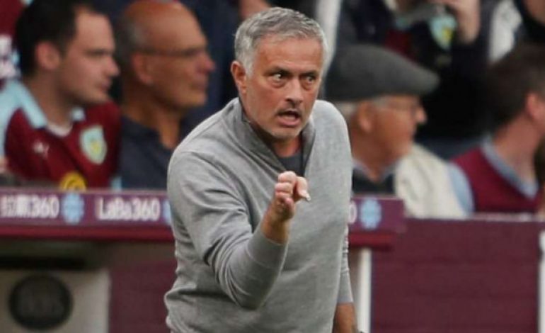Video Kocak Mourinho ‘Ngusruk’ Usai Lompati Pembatas Jalan