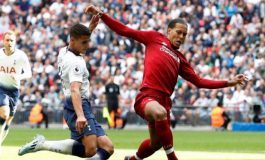 Ternyata, Bek Liverpool Ditakuti Lawan karena Rambutnya Bau