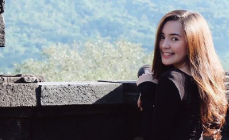 Deretan Potret Cantik Beby Tsabina, Artis Cantik yang Beradegan Mesra dengan Jonatan Christie