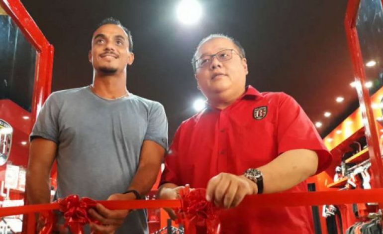 Toko Merchandise Bali United Coba Pikat Turis Asing