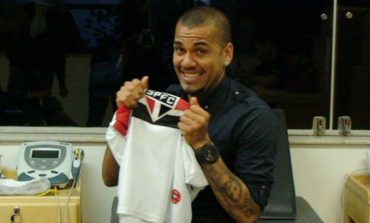 Dani Alves Resmi Gabung Sao Paulo