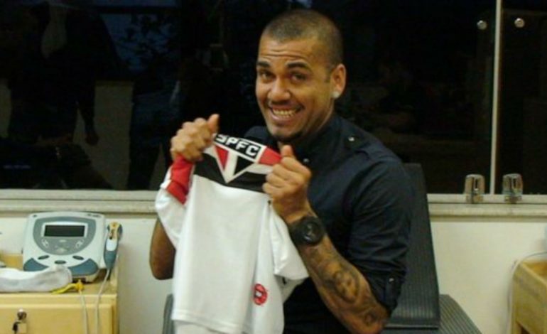 Dani Alves Resmi Gabung Sao Paulo