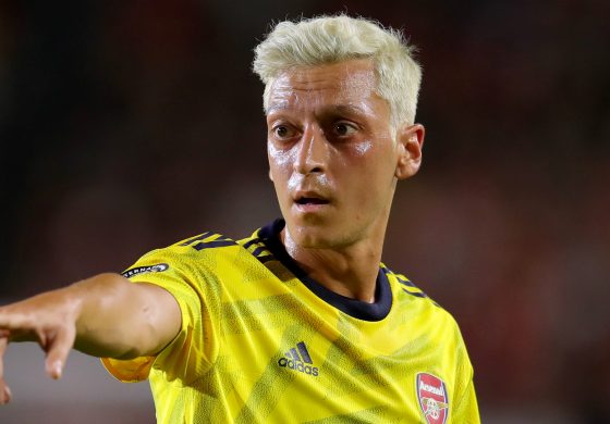 Arsenal Terpuruk, Merson: Saatnya Mainkan Ozil, Emery!