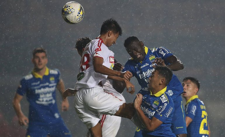 Menang 4-0 di Kandang, Persib Mendekat ke 5 Besar