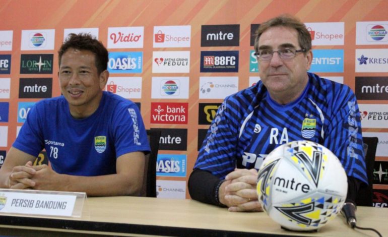 Robert Alberts Enggan Tanggapi Rumor Luinziho Passos ke Persib
