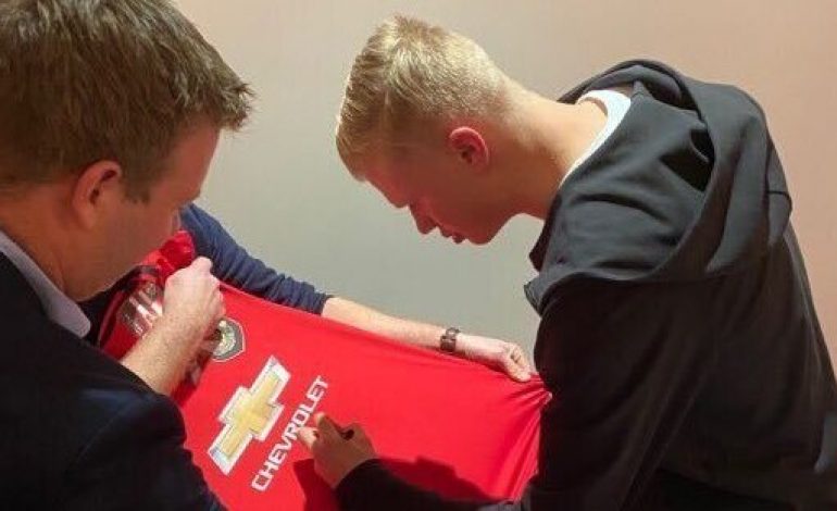 Erling Haaland Tanda Tangani Seragam Manchester United