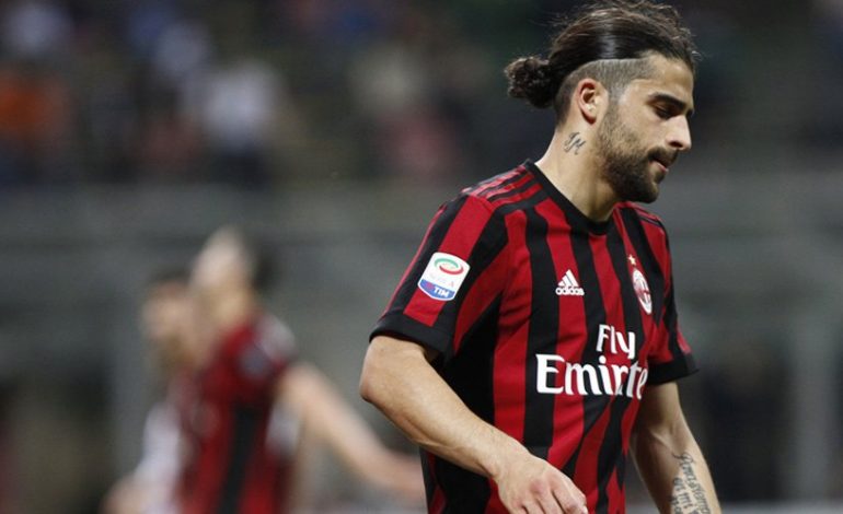 Napoli Berencana Bajak Bek AC Milan Ini