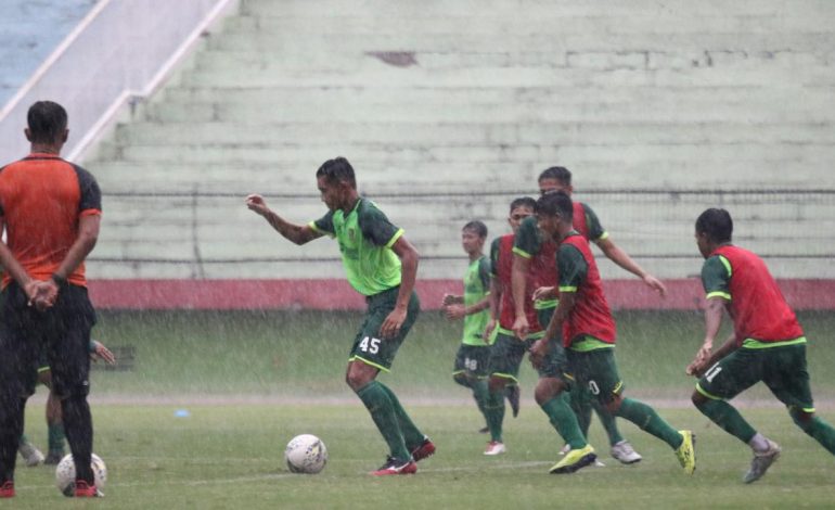 Latihan Perdana Diguyur Hujan, Skuat Persebaya Belum Lengkap