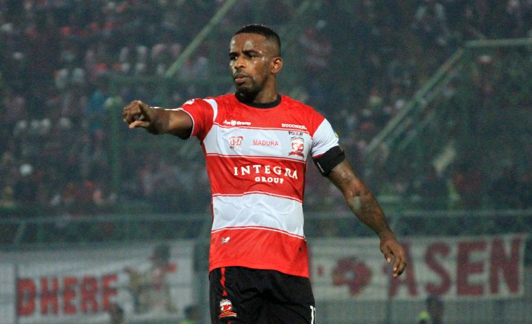 Gajinya Dipotong 75 Persen, Ini Respons Greg Nwokolo
