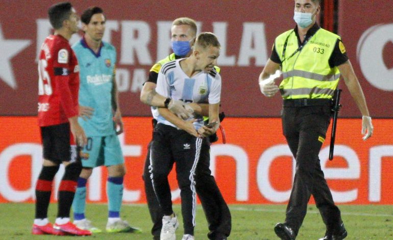 Kelabui Petugas Keamanan, Orang Ini Nyaris Peluk Lionel Messi
