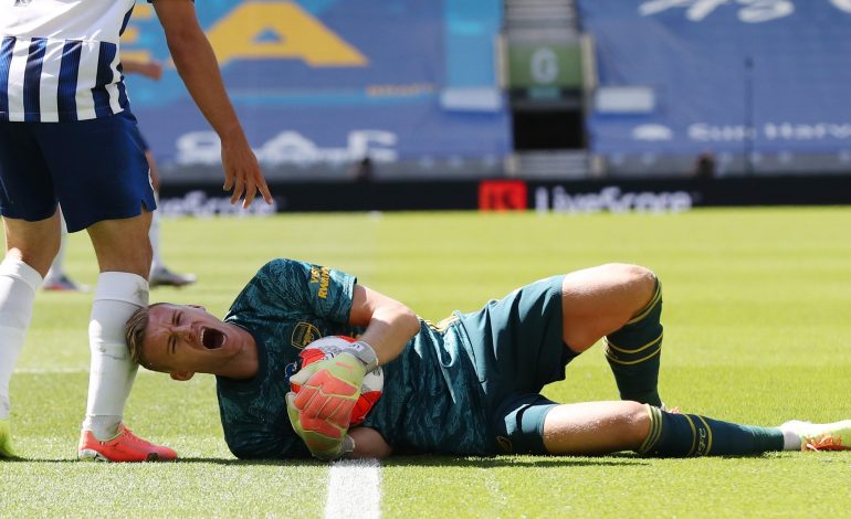 Bernd Leno Cedera Lutut usai Bertabrakan dengan Neal Maupay