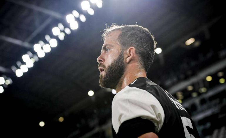 Miralem Pjanic Positif Covid-19, Barcelona Tunda Kedatangan sang Pemain