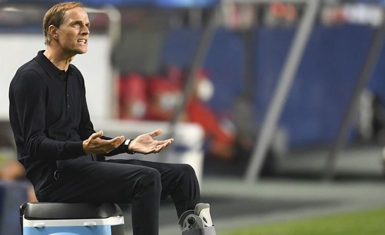Terlihat Pincang dan Menggunakan Tongkat, Pelatih PSG Kenapa?