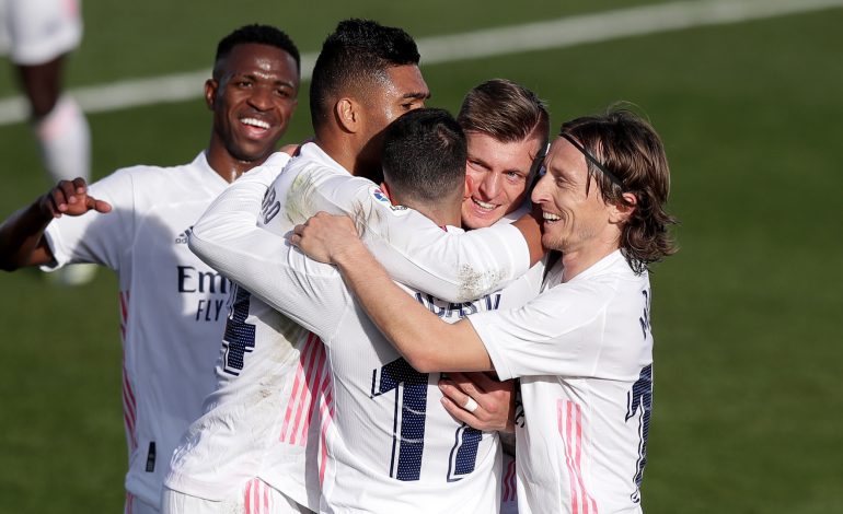 Real Madrid vs Valencia: Benzema-Kroos Menangkan Los Blancos 2-0