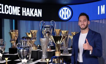 Resmi, Hakan Calhanoglu Menyeberang dari AC Milan ke Inter Milan