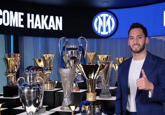 Resmi, Hakan Calhanoglu Menyeberang dari AC Milan ke Inter Milan
