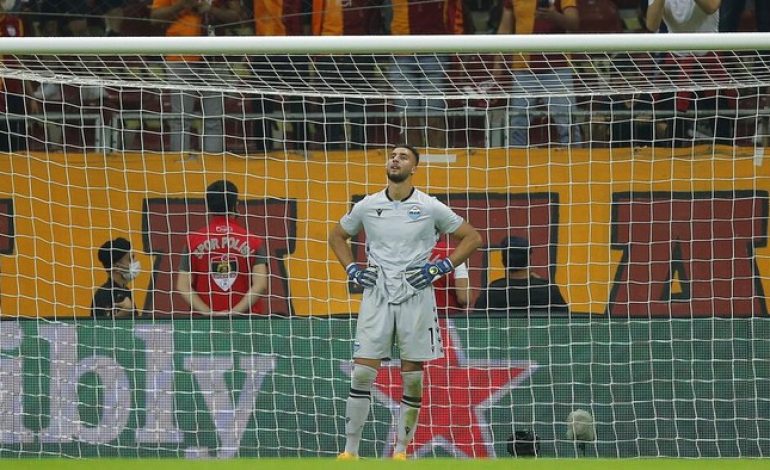 Blunder Kiper Lazio: Mau Nangkep Bola, Eh Masuk Gawang Sendiri