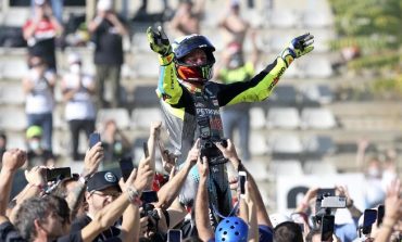 Pembalap F1 Lewis Hamilton Ikut Bersedih Lihat Rossi Pensiun di MotoGP
