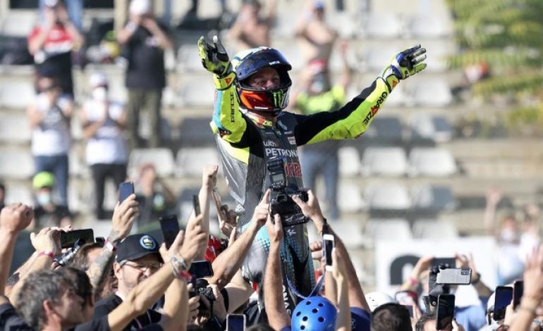 Pembalap F1 Lewis Hamilton Ikut Bersedih Lihat Rossi Pensiun di MotoGP