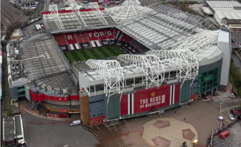 Manchester United Berniat Robohkan Old Trafford, Kenapa?