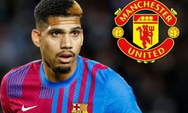 Ronald Araujo Bimbang Antara Bertahan di Barcelona atau Pergi ke Manchester United