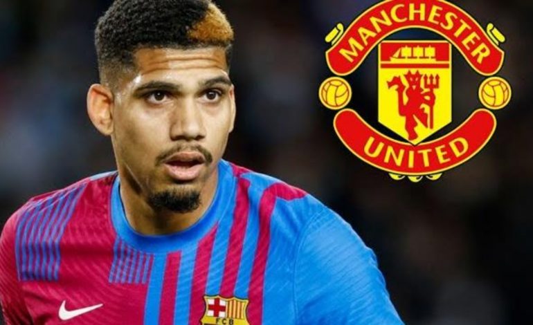 Ronald Araujo Bimbang Antara Bertahan di Barcelona atau Pergi ke Manchester United