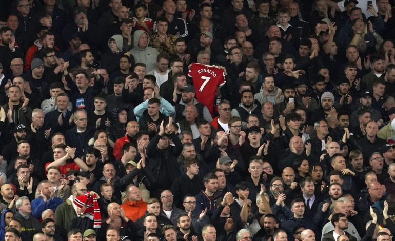 Fans Liverpool Beri Tribute Atas Meninggalnya Anak Cristiano Ronaldo