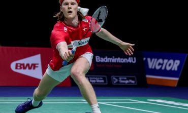 Anders Antonsen Ganti Celana di Pinggir Lapangan, Wasit Perempuan Pun Kaget
