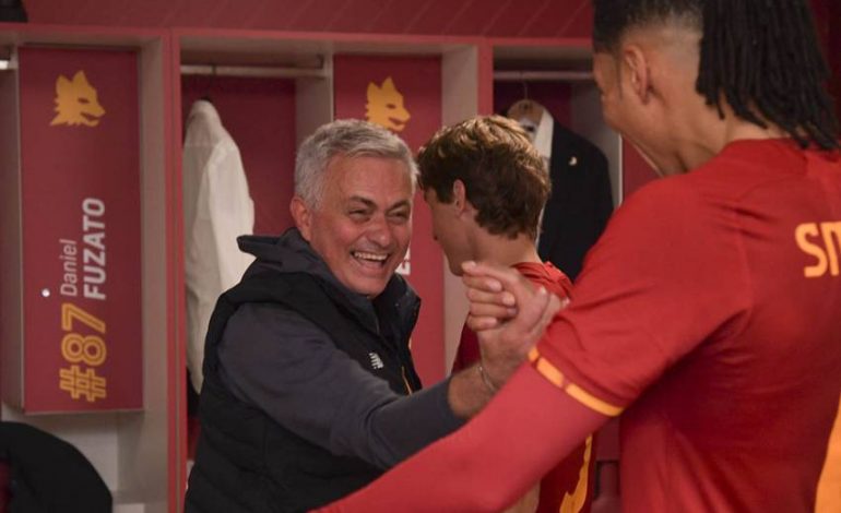Jose Mourinho Menangis Haru Saat..